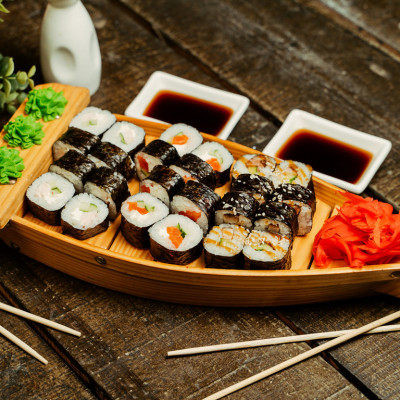 Чем отличаются суши от роллов?  Интервью с основателем суши-бара «Маленькая Япония» - Советом Молтоновым